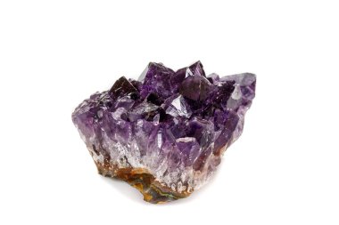 Ametist Crystal Druse makro mineral beyaz arka plan üzerinde Kapat