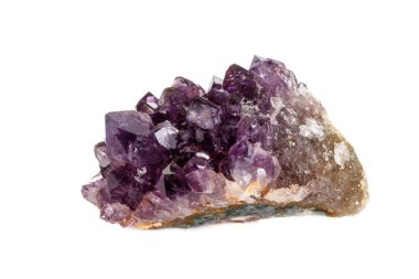 Ametist Crystal Druse makro mineral beyaz arka plan üzerinde Kapat