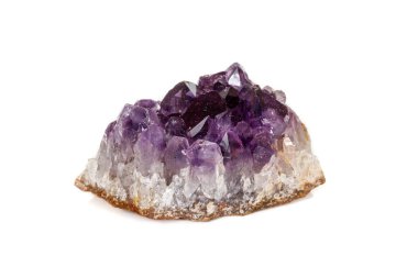 Ametist Crystal Druse makro mineral beyaz arka plan üzerinde Kapat