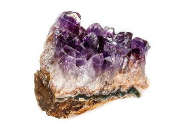 Ametist Crystal Druse makro mineral beyaz arka plan üzerinde Kapat