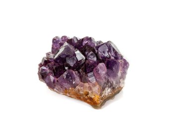 Ametist Crystal Druse makro mineral beyaz arka plan üzerinde Kapat