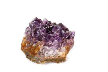 Ametist Crystal Druse makro mineral beyaz arka plan üzerinde Kapat