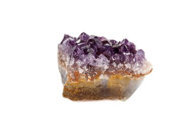 Ametist Crystal Druse makro mineral beyaz arka plan üzerinde Kapat