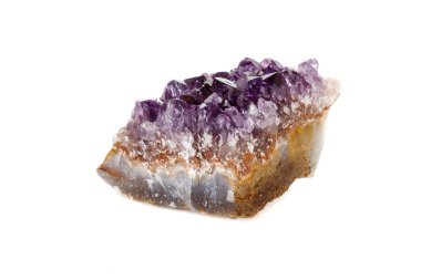 Ametist Crystal Druse makro mineral beyaz arka plan üzerinde Kapat