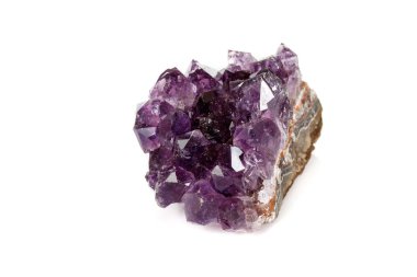 Ametist Crystal Druse makro mineral beyaz arka plan üzerinde Kapat