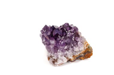 Ametist Crystal Druse makro mineral beyaz arka plan üzerinde Kapat