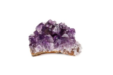 Ametist Crystal Druse makro mineral beyaz arka plan üzerinde Kapat