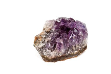 Ametist Crystal Druse makro mineral beyaz arka plan üzerinde Kapat