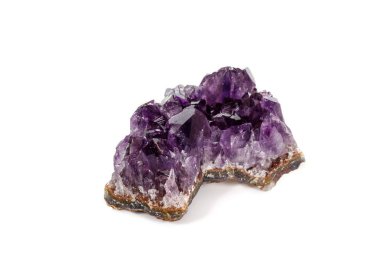 Ametist Crystal Druse makro mineral beyaz arka plan üzerinde Kapat
