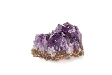 Ametist Crystal Druse makro mineral beyaz arka plan üzerinde Kapat