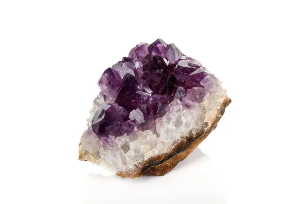 Минерал Amethyst Crystal Druse Белом Фоне — стоковое фото