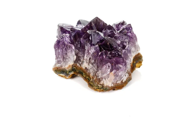 Amethyst Minerální Crystal Parkoviště Makro Bílém Pozadí Zblízka — Stock fotografie