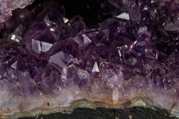 Минерал Amethyst Crystal Druse Белом Фоне — стоковое фото