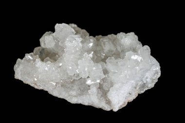 Kaya kristali siyah bir arka plan üzerinde makro mineral taş elmas taklidi, yakın çekim