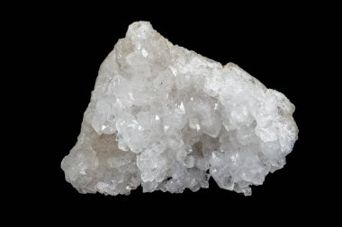 Kaya kristali siyah bir arka plan üzerinde makro mineral taş elmas taklidi, yakın çekim