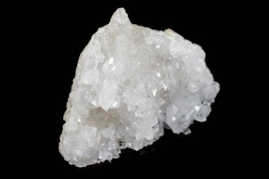 Kaya kristali siyah bir arka plan üzerinde makro mineral taş elmas taklidi, yakın çekim