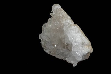 Kaya kristali siyah bir arka plan üzerinde makro mineral taş elmas taklidi, yakın çekim