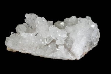Kaya kristali siyah bir arka plan üzerinde makro mineral taş elmas taklidi, yakın çekim