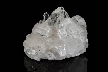 Kaya kristali siyah bir arka plan üzerinde makro mineral taş elmas taklidi, yakın çekim