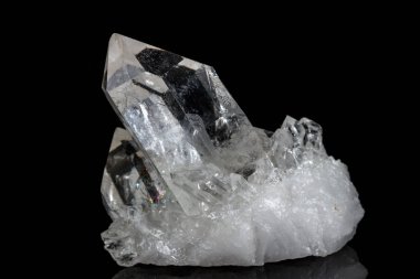 Kaya kristali siyah bir arka plan üzerinde makro mineral taş elmas taklidi, yakın çekim