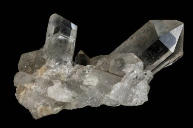 Kaya kristali siyah bir arka plan üzerinde makro mineral taş elmas taklidi, yakın çekim