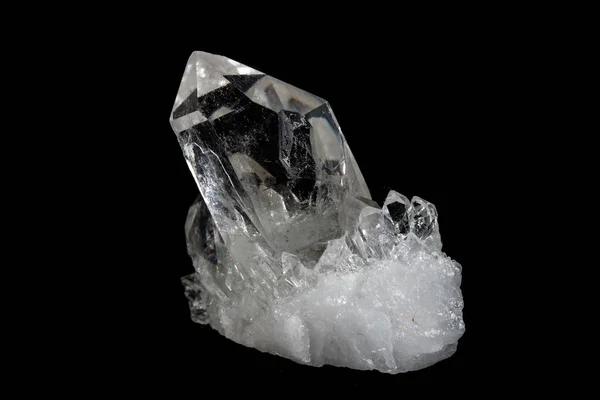 Makro Mineralstein Strass Bergkristall Auf Schwarzem Hintergrund Nahaufnahme — Stockfoto