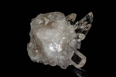 Kaya kristali siyah bir arka plan üzerinde makro mineral taş elmas taklidi, yakın çekim