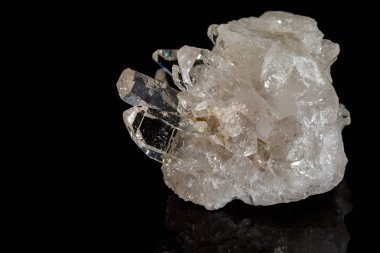 Kaya kristali siyah bir arka plan üzerinde makro mineral taş elmas taklidi, yakın çekim