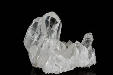 Kaya kristali siyah bir arka plan üzerinde makro mineral taş elmas taklidi, yakın çekim