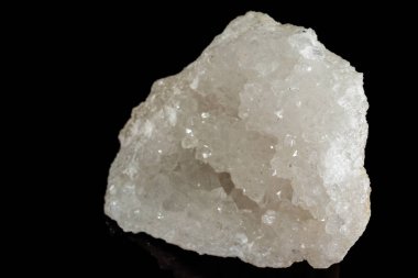 Kaya kristali siyah bir arka plan üzerinde makro mineral taş elmas taklidi, yakın çekim