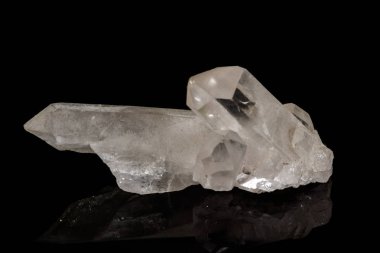 Kaya kristali siyah bir arka plan üzerinde makro mineral taş elmas taklidi, yakın çekim