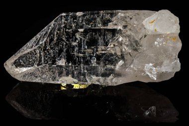 Kaya kristali siyah bir arka plan üzerinde makro mineral taş elmas taklidi, yakın çekim