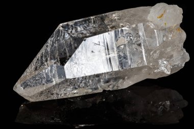Kaya kristali siyah bir arka plan üzerinde makro mineral taş elmas taklidi, yakın çekim