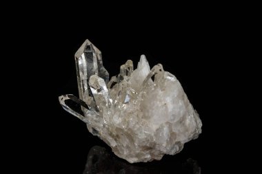 Kaya kristali siyah bir arka plan üzerinde makro mineral taş elmas taklidi, yakın çekim