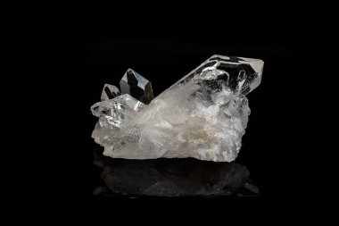 Kaya kristali siyah bir arka plan üzerinde makro mineral taş elmas taklidi, yakın çekim