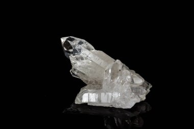 Kaya kristali siyah bir arka plan üzerinde makro mineral taş elmas taklidi, yakın çekim