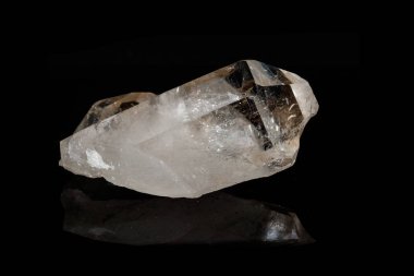 Kaya kristali siyah bir arka plan üzerinde makro mineral taş elmas taklidi, yakın çekim