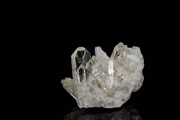 Kaya Kristali Siyah Bir Arka Plan Üzerinde Makro Mineral Taş — Stok fotoğraf