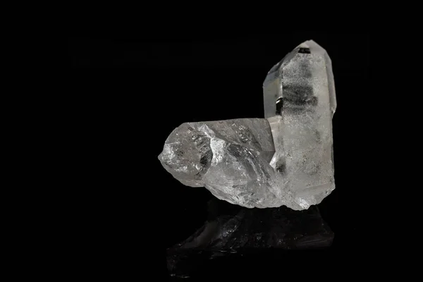 マクロ ミネラル石ラインス トーン 黒の背景に水晶をクローズ アップ — ストック写真