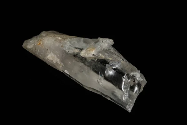 マクロ ミネラル石ラインス トーン 黒の背景に水晶をクローズ アップ — ストック写真