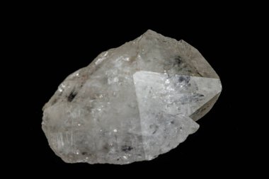 Kaya kristali siyah bir arka plan üzerinde makro mineral taş elmas taklidi, yakın çekim