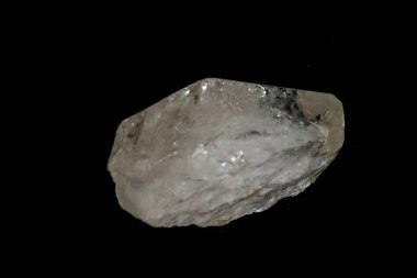 Kaya kristali siyah bir arka plan üzerinde makro mineral taş elmas taklidi, yakın çekim