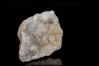 Makro mineral quartz kar taş siyah bir zemin üzerine