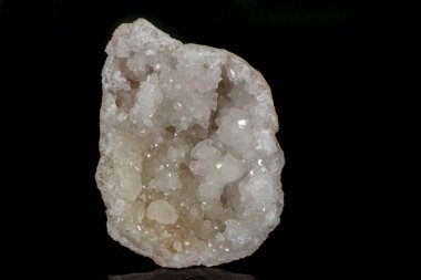 Makro mineral quartz kar taş siyah bir zemin üzerine