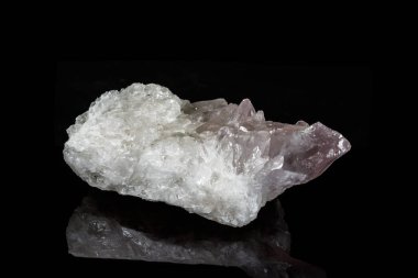 Makro mineral Ametist kuvars taşı siyah bir zemin üzerine