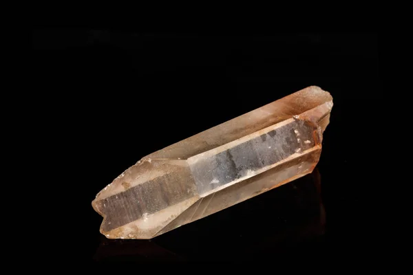 Pedra de quartzo macro mineral sobre um fundo preto — Fotografia de Stock