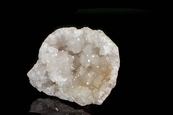 Makro mineral quartz kar taş siyah bir zemin üzerine — Stok fotoğraf