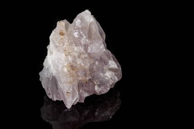Makro mineral Ametist kuvars taşı siyah bir zemin üzerine