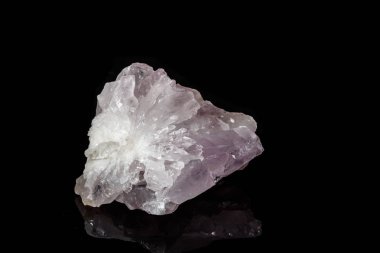 Makro mineral Ametist kuvars taşı siyah bir zemin üzerine