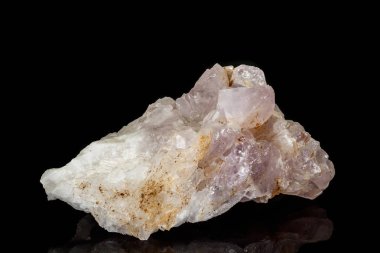 Makro mineral Ametist kuvars taşı siyah bir zemin üzerine